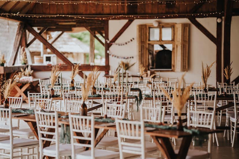 Asztal es szekek a Volgy Major csurben